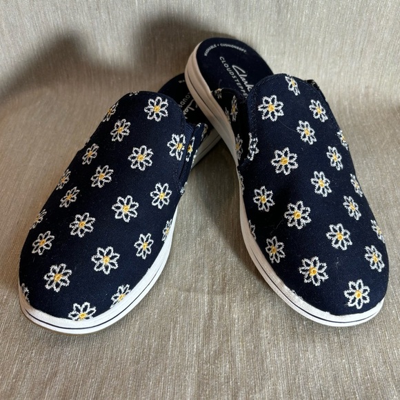 CLARKS CLOUDSTEPPER Sz 8 Slip On Comfort Mules With Daisies - Picture 1 of 9